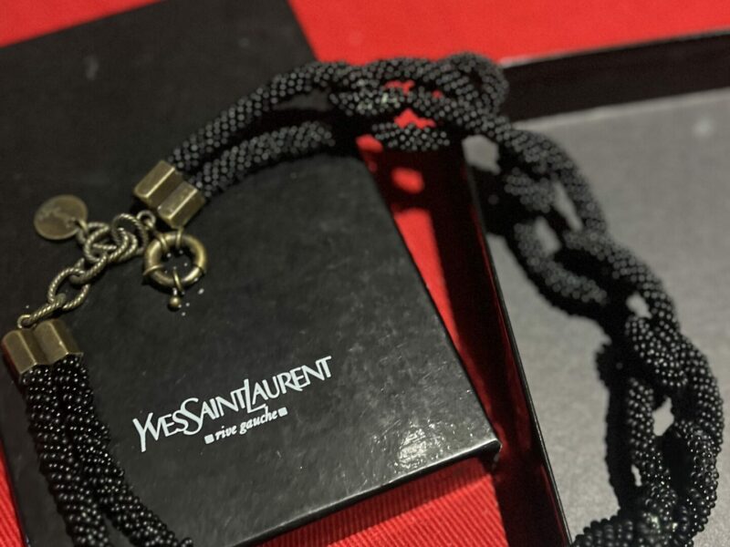 Collana nera di Yves Saint Laurent